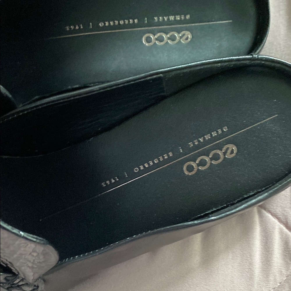 Ecco Black Flats with Textured Leather Finish - Picture 3 of 7